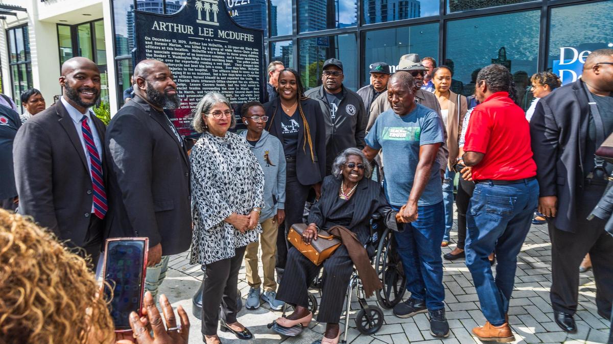 La alcaldesa del Condado Miami-Dade Daniella Levine Cava junto a Marc y Dewana McDuffie, a los historiadores y activistas de los derechos civiles Enid Pinkney y el Dr. Marvin Dunn, así como a funcionarios electos durante una ceremonia en la que se erigió un punto histórico en la esquina de la 38 Street y North Miami Avenue en memoria de Arthur McDuffie el sábado 24 de febrero de 2024. McDuffie, de 33 años, era un agente de seguros y ex marine que fue golpeado hasta quedar en coma por policías blancos del Condado Dade el 17 de diciembre de 1979, después de saltarse un semáforo en rojo en su motocicleta.