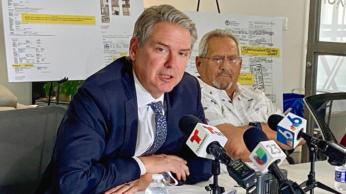 El abogado Jeff Gutchess y José Álvarez hablan durante una rueda de prensa sobre una demanda contra la abogada municipal de Miami, Victoria Méndez; su esposo, Carlos Morales, y la ciudad, que implica afirmaciones de que Álvarez fue convencido para vender su casa familiar a Morales bajo falsas pretensiones. La conferencia de prensa fue el miércoles 1 de marzo de 2023.
