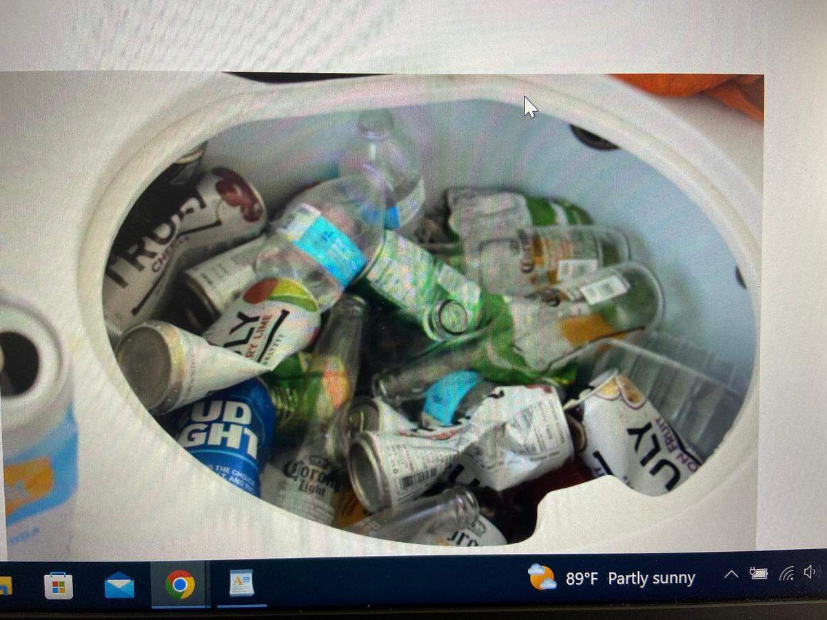 Envases vacíos de cerveza y otras bebidas alcohólicas llenan un bote de basura en el barco perteneciente a George Pino, según la FWC.