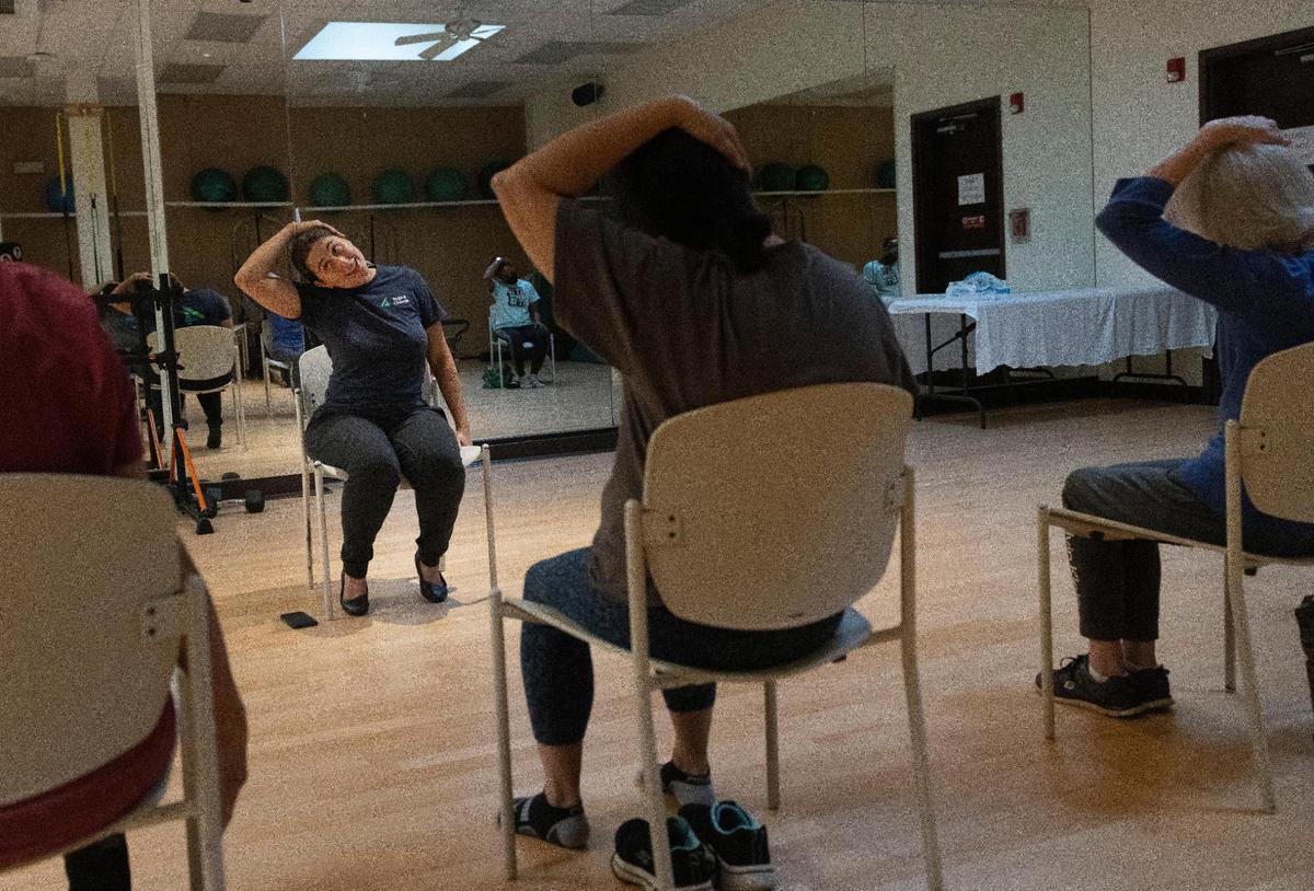 Stefany Babain enseña durante una clase de yoga para pacientes con cáncer de mama, el miércoles 4 de octubre de 2023, en el Centro de Tratamiento Ambulatorio del Instituto de Rehabilitación Memorial en Hollywood.