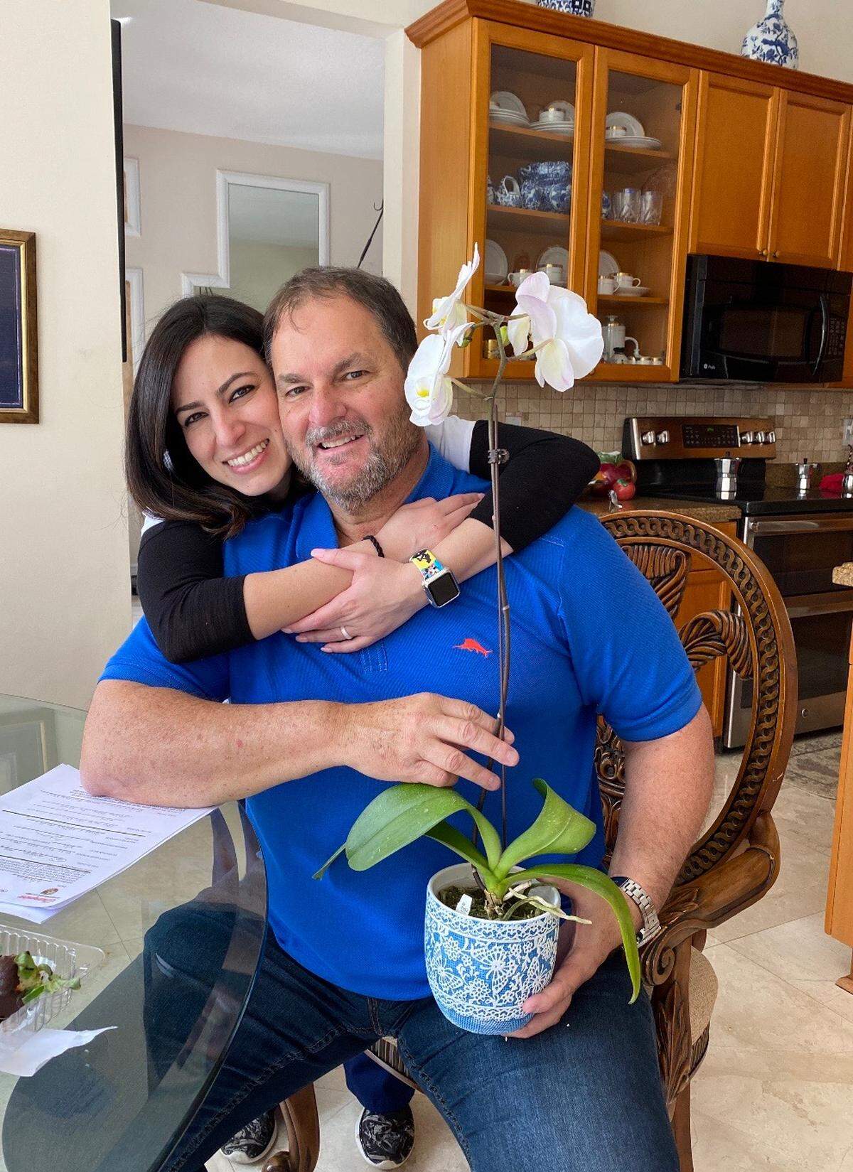 El Dr. Carlos Vallejo, internista en el sur de la Florida, posa con su hija Gisselle Vallejo. Carlos Vallejo falleció de complicaciones del coronavirus el 1 de agosto de 2020.