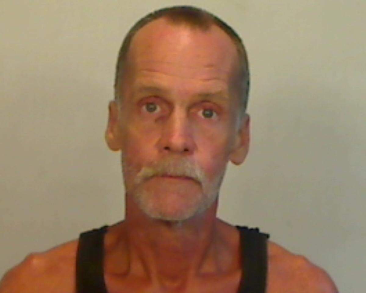 Steven Matthew Wolf, de 58 años, fue acusado del asesinato de Michelle Rena Osborne, de 51 años, quien fue encontrada muerta en un área boscosa cerca del puente Vaca Cut, en Marathon Key, el 21 de noviembre de 2018.