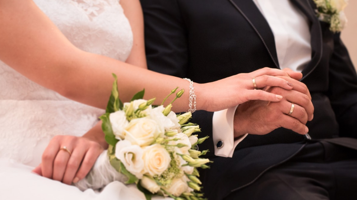 A new study finds that the chances of a marriage ending in a divorce increases if the newlyweds spend more than $20,000 on a wedding and between $2,000 to $4,000 on an engagement ring. But going on a honeymoon helps.