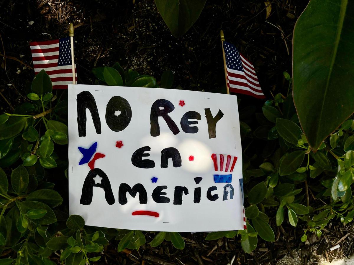 Un cartel en español reza “No Rey en América" en el Pride Park de Miami Beach el 14 de junio de 2025, durante las protestas 'No Kings” planeadas en todo el sur de Florida por grupos opuestos a las acciones del presidente Trump durante su segundo mandato en la Casa Blanca.