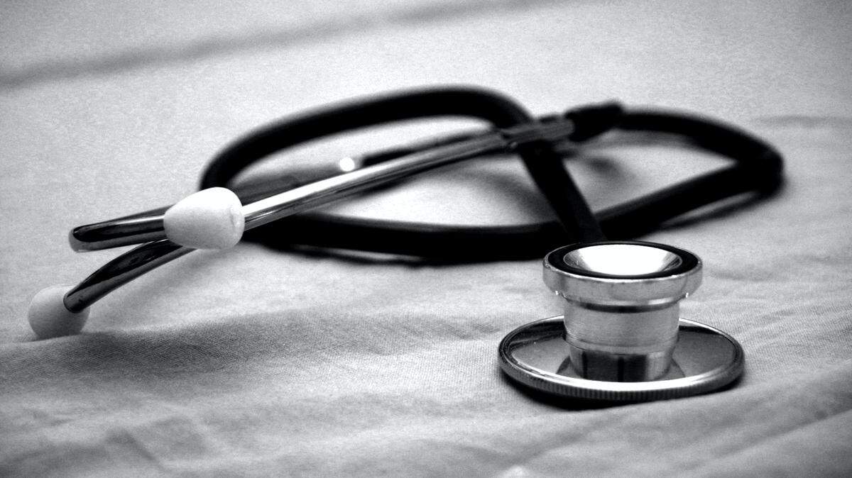 A woman without a physician’s assistant license illegally treated patients, prescribed drugs and diagnosed illnesses in Georgia, feds say.