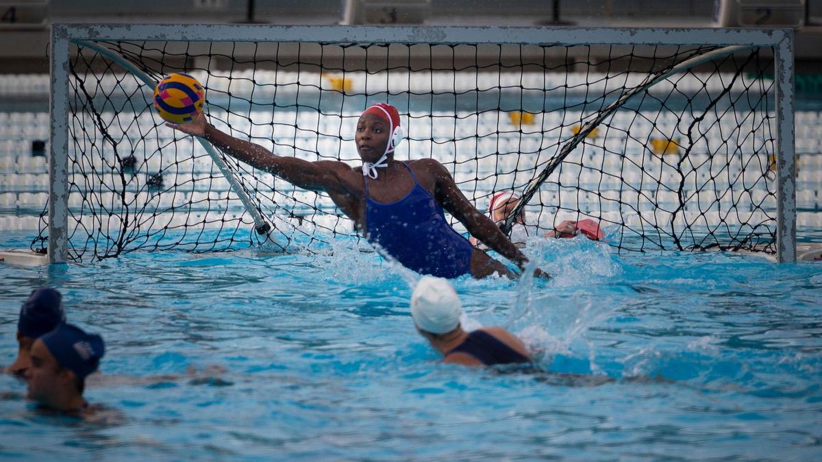 Ashleigh Johnson, número uno y portera del equipo de waterpolo de Estados Unidos, practicando en la piscina con el resto del equipo el martes 5 de diciembre de 2023, en Ransom Everglades Institute, en Coconut Grove. El equipo de Estados Unidos ha estado entrenando en Ransom para preparar sus próximos partidos de esa semana contra España.
