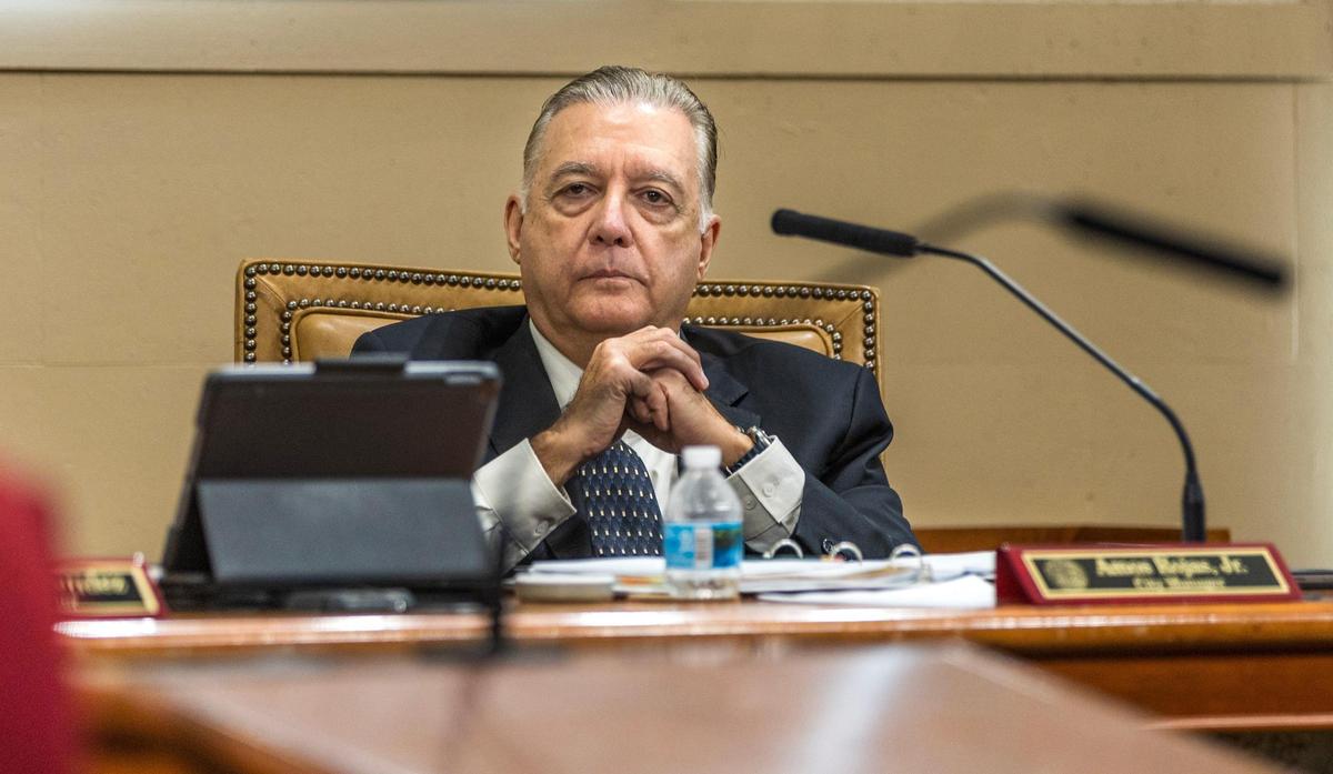 El recién nombrado administrador de la ciudad de Coral Gables, Amos Rojas Jr., durante una reunión de la Comisión Municipal en el Ayuntamiento el martes 12 de marzo de 2024.