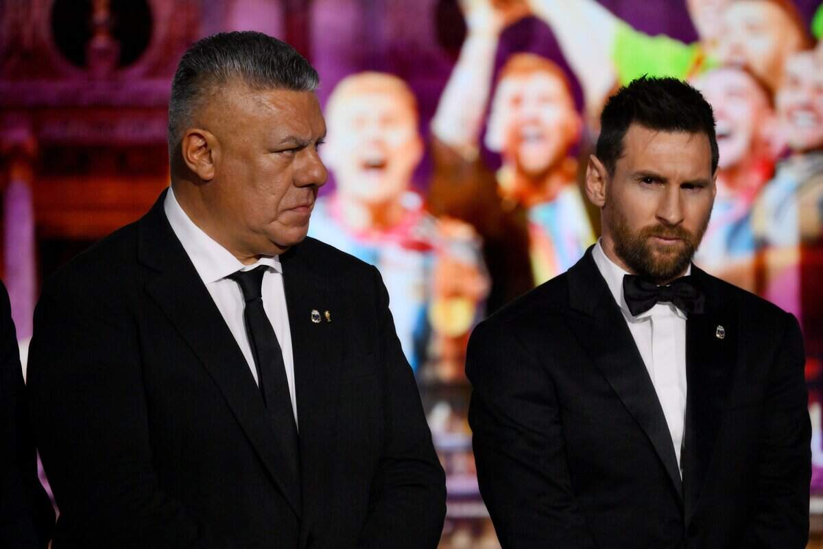 PARÍS, FRANCIA: Claudio Fabián Tapia y Lionel Messi en el escenario durante la ceremonia de los Laureus World Sport Awards 2023 en Cour Vendome el 08 de mayo de 2023 en París, Francia. (Foto por Kristy Sparow/Getty Images for Laureus)