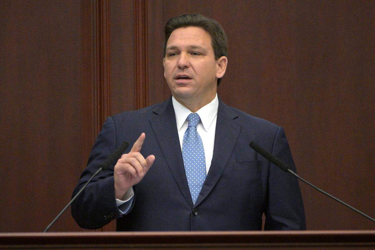 El gobernador de la Florida, Ron DeSantis, se dirige a una sesión conjunta de la Legislatura, el martes 11 de enero de 2022, en Tallahassee, Florida.