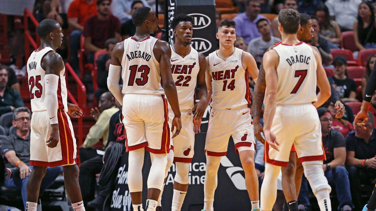 Los jugadores del Heat Kendrick Nunn (25), Bam Adebayo (13), Jimmy Butler (22), Tyler Herro (14) y Goran Dragic (7) (de izq,) a derc.), el 29 de octubre en el juengo contra los Hawks en el AmericanAirlines Arena.