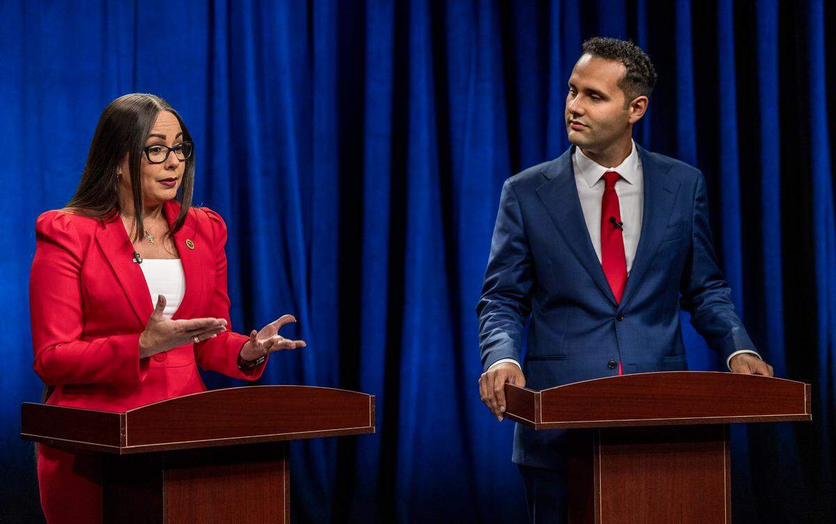 El recién elegido alcalde Bryan Calvo, ex concejal, escucha mientras la alcaldesa interina Jackie García-Roves habla durante un debate por la alcaldía de Hialeah en Univision 23 (WLTV) en Doral el miércoles 15 de octubre de 2025, antes de las elecciones del 4 de noviembre.