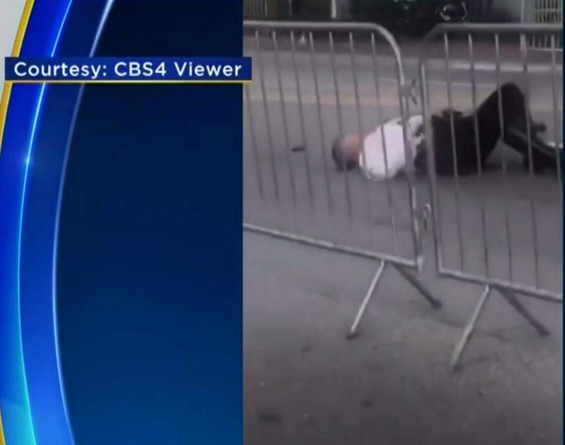 Imagen de video de CBS4 de teléfono celular que muestra al sargento Philp Elmore en el pavimento de Collins Avenue, luego de que lo embistiera un motociclista que no se detuvo.