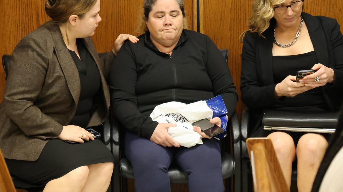 Gamaly Hollis (centro), sentada con su equipo de la Oficina del Defensor Público antes de una audiencia en que se decidiría si sería enviada de nuevo a la cárcel por publicar artículos noticiosos sobre su caso. El año pasado fue acusada de acosar a un Policía de Miami-Dade que baleó a su hijo enfermo mental, armado con dos cuchillos, en el apartamento de la familia.