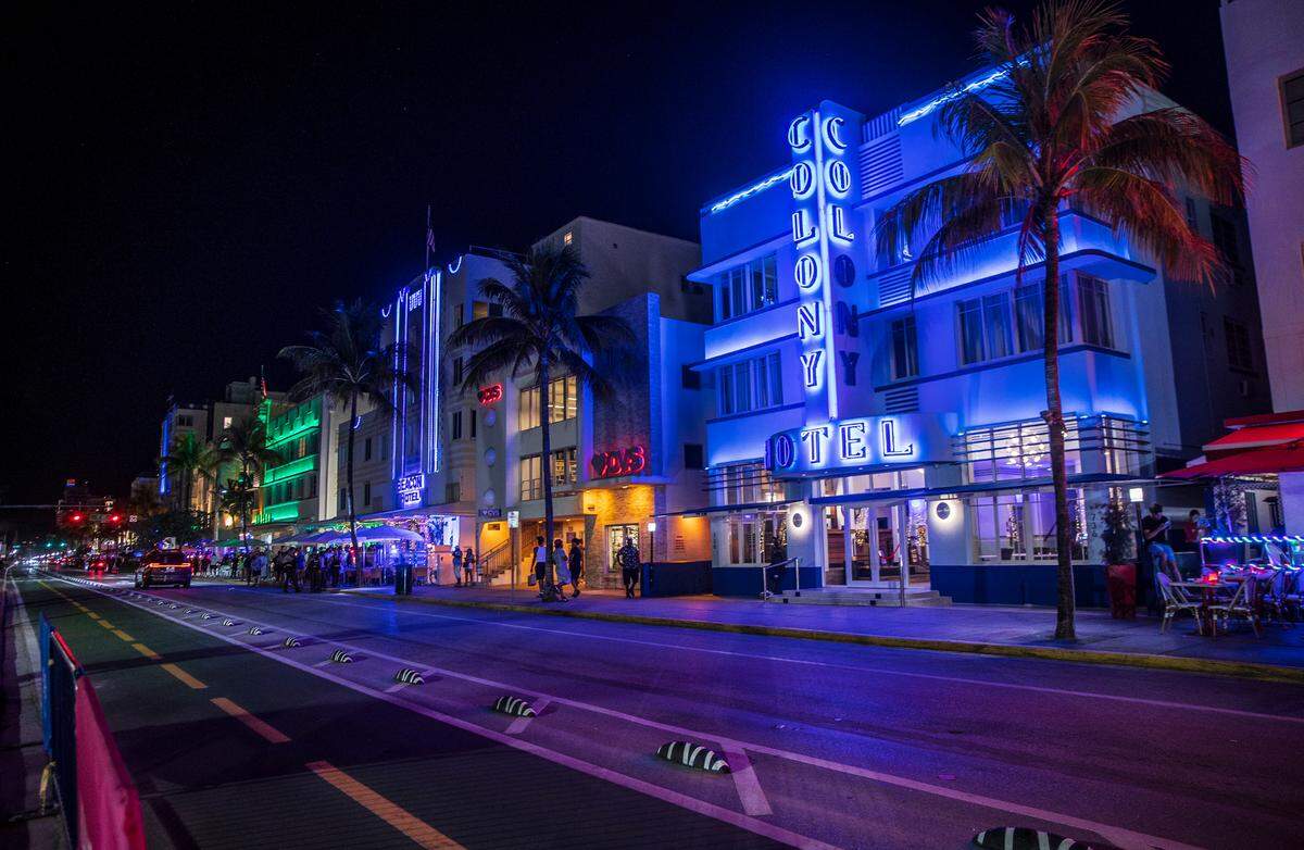 Miami Beach tiene aproximadamente 89,000 habitantes con una renta promedio por hogar de $57,211, de acuerdo con el último informe del Censo de Estados Unidos. Arriba: una foto de Ocean Drive durante las vacaciones de primavera en marzo de 2022.