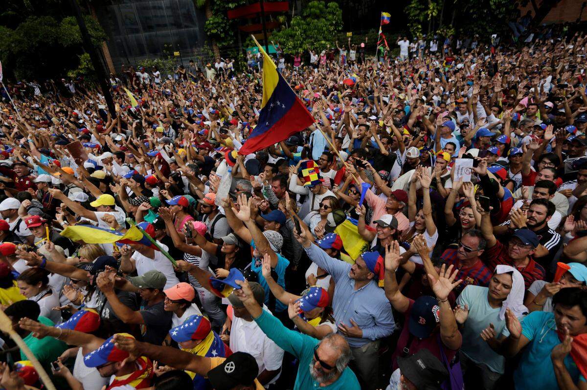 Manifestantes antigubernamentales durante la jura simbólica de Juan Guaidó, presidente de la Asamblea Nacional de Venezuela, como presidente interino, en una actividad que exigió la renuncia de Nicolás Maduro, en Caracas, el 23 de enero del 2019.