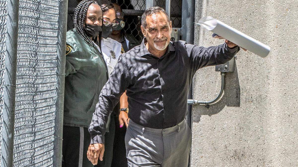 Despues de su arresto, han surgido rumores de que el gobernador Ron DeSantis, que tiene el poder de hacerlo, planea suspender al comisionado Joe A. Martínez de su cargo.