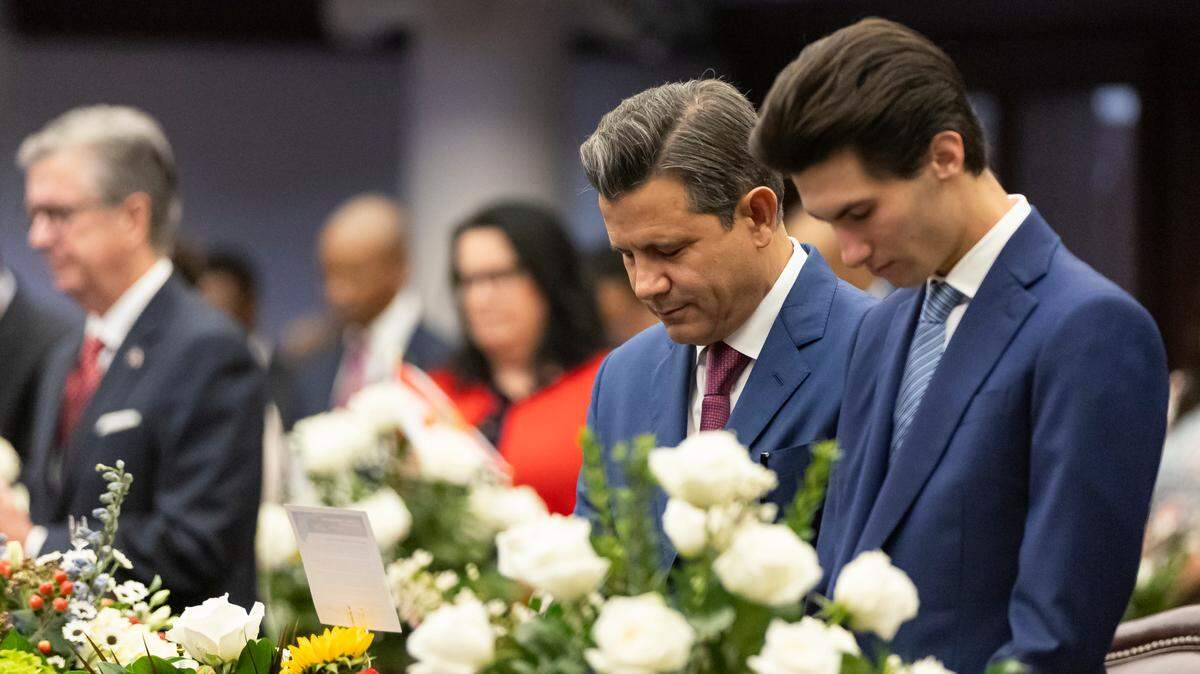 El líder de la minoría del Senado de Florida, Jason Pizzo, reza durante el primer día de la sesión legislativa en el Capitolio del Estado de Florida el martes 4 de marzo de 2025, en Tallahassee, Florida.