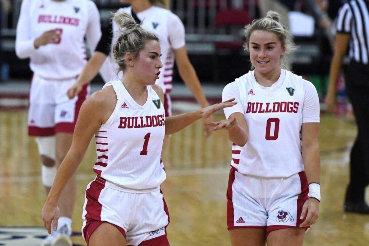 Haley Cavinder (a la izquierda) y su hermana gemela Hanna (a la derecha) anunciaron su traslado de Fresno State a la Universidad de Miami. Son una sensación en las redes sociales, con cuatro millones de seguidores en TikTok y 800,000 en Instagram.