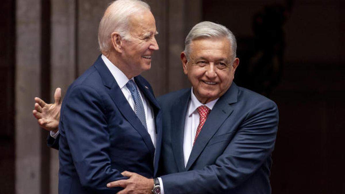 El presidente mexicano, Andrés Manuel López Obrador, a la derecha, saluda al presidente Joe Biden cuando llega al Palacio Nacional en la Ciudad de México, México, el 9 de enero. AMLO dice que Washington se olvidó de América latina 