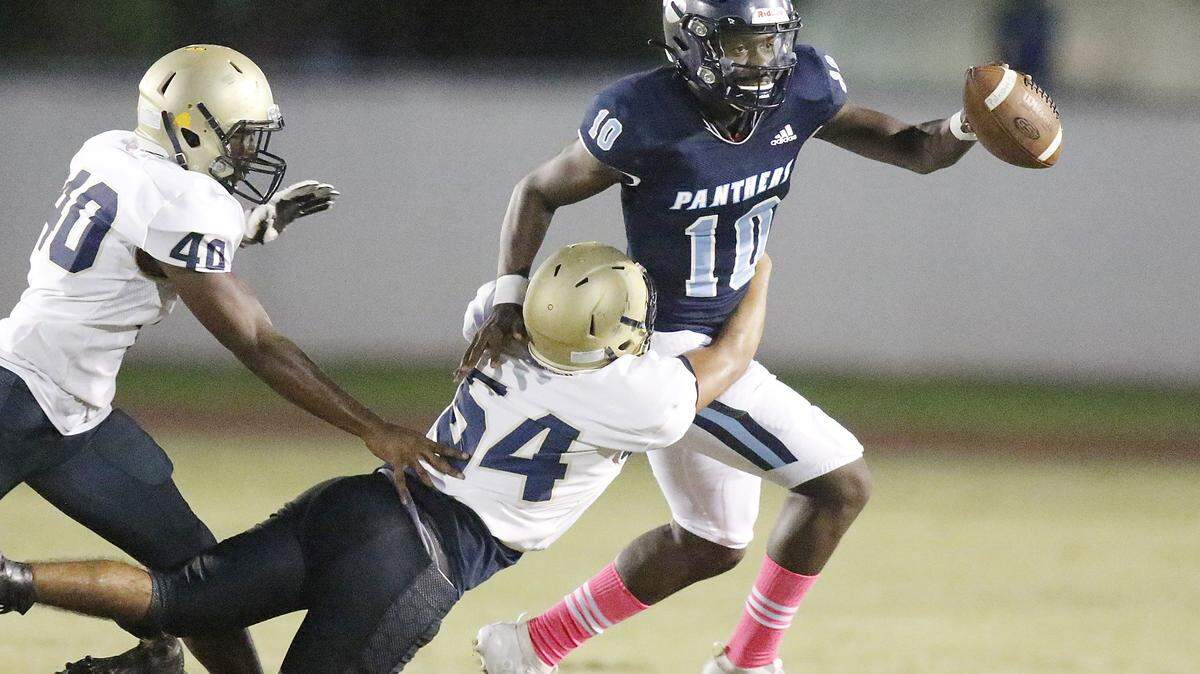 Palmetto quarterback Kevin Smith runs against Miami High during a game on Thursday, Oct. 17, 2019, at Southridge HS stadium in Miami.
