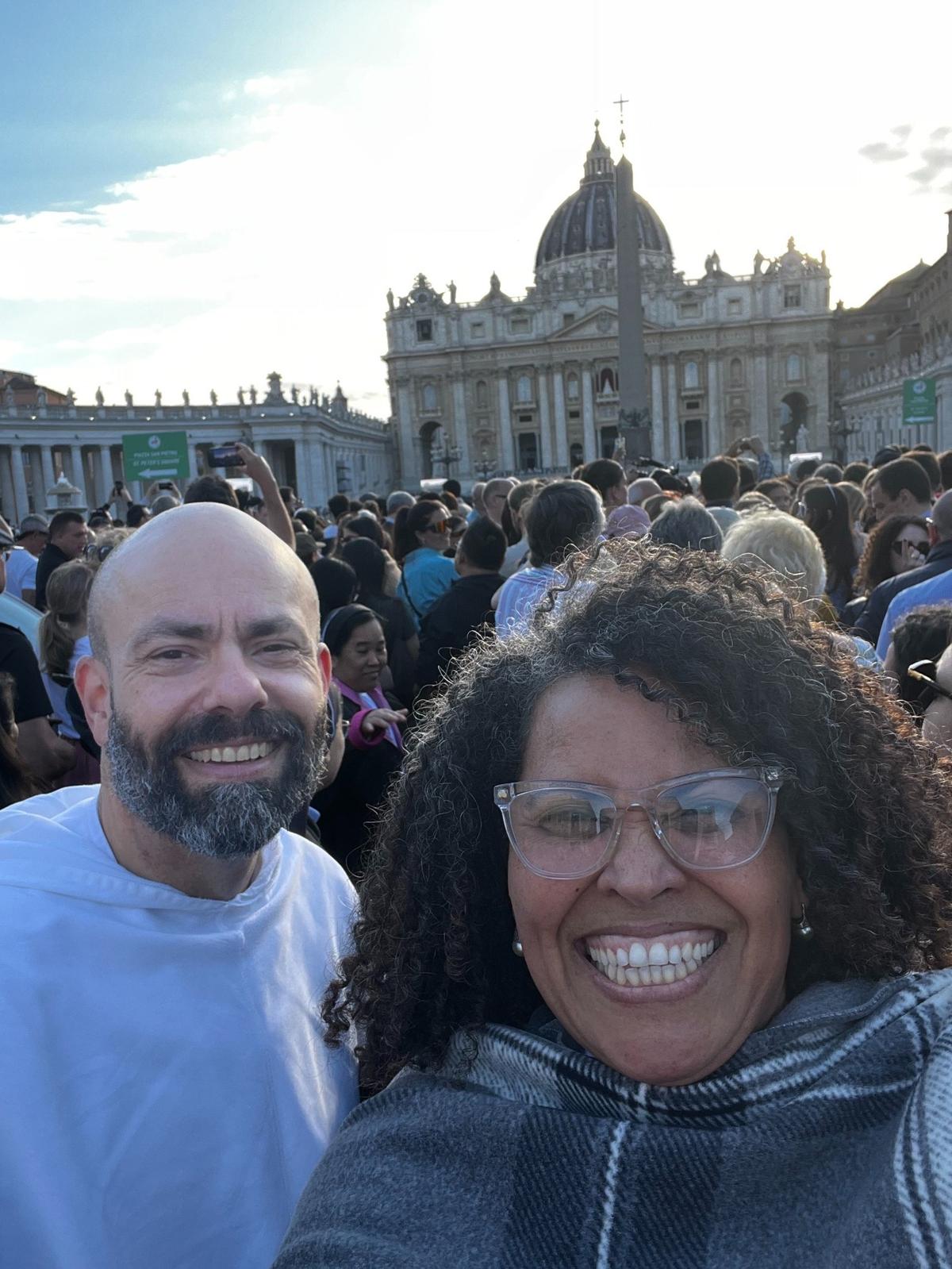 Xiomara Méndez Hernández, directora ejecutiva de la Conferencia de Hermanas Dominicas, se toma una selfie en el Vaticano el día en que fue elegido el Papa León XIV.