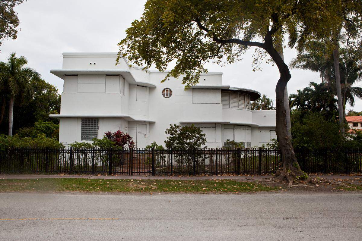Nearly a decade ago, couple Michael Chetcuti and Kyle Evans found an abandoned, boarded-up Art Deco house, pictured above, stripped bare with graffiti on the walls. They bought the house for $1.03 million in 2013.