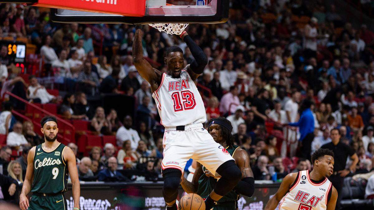 El centro del Heat, Bam Adebayo, clava la pelota ante la marca de Robert Williams III, de los Celtics de Boston, en el partido celebrado el 24 de enero de 2023 en Miami.