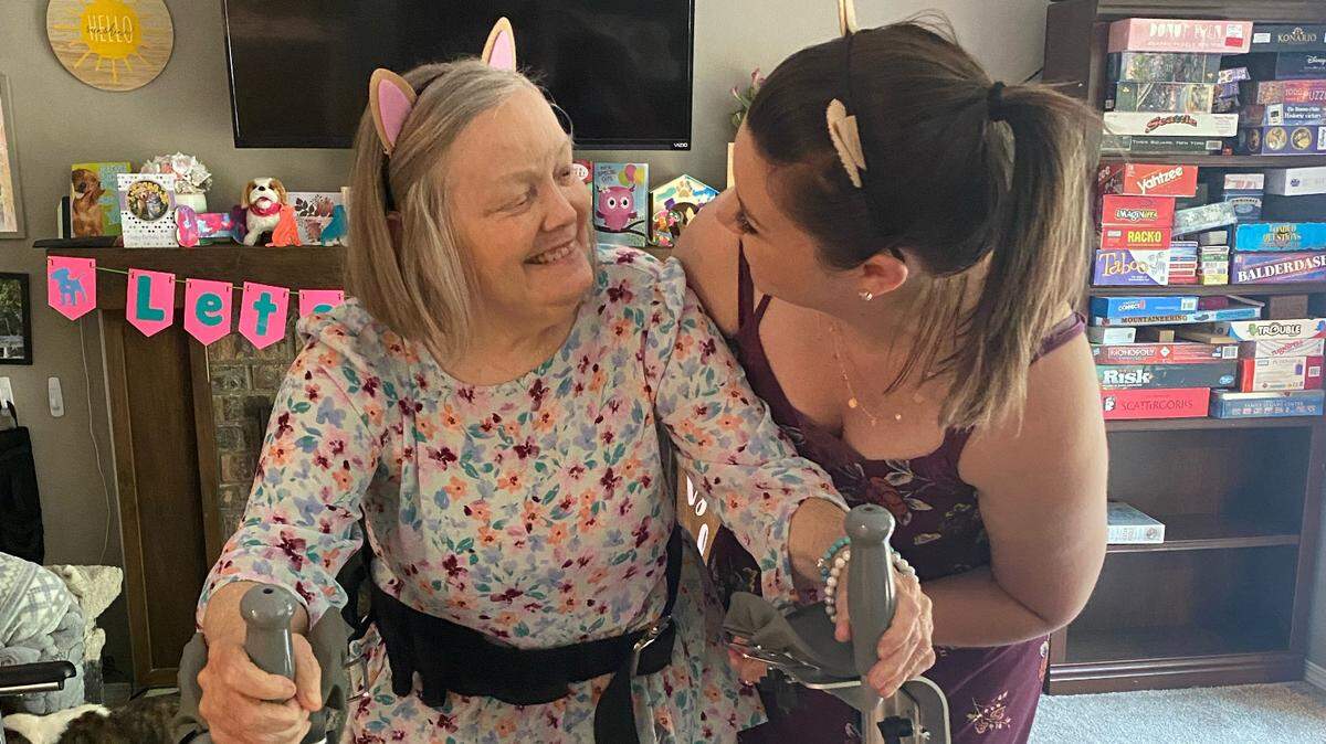 La madre de Patti LaFleus se mudó a su casa después de que su demencia progresó y la atención se volvió complicada. ‘Mi mamá siempre había sido una persona muy feliz y tranquila. Pero se alejó de la situación social y lloró mucho”, dice LaFleur.