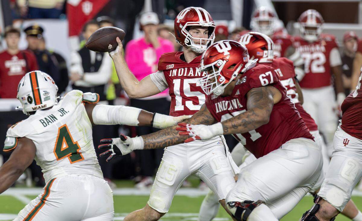 Indiana quarterback Fernando Mendoza (15) sets to pass as offensive lineman Kahlil Benson (67) blocks Miami defensive lineman Rueben Bain Jr. (4) during the first half of the College Football Playoff national championship game Monday, Jan. 19, 2026, at Hard Rock Stadium in Miami Gardens, Fla.