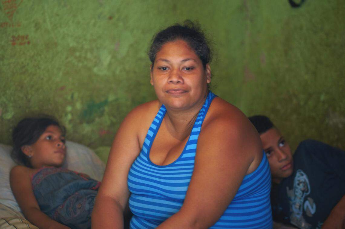 Yesenia Hernández y dos de sus hijos que se benefician de un programa de almuerzo gratis para niños desnutridos.