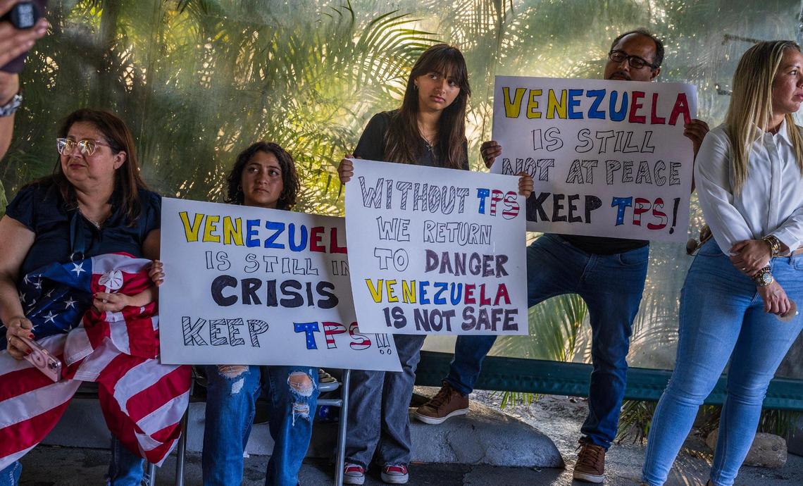 Venezuelans held posters describing the situation the country during a vigil held in Doral on May 8, 2025, by the Venezuelan American Caucus in support of the extension of the TPS for Venezuelans forced to leave their country.