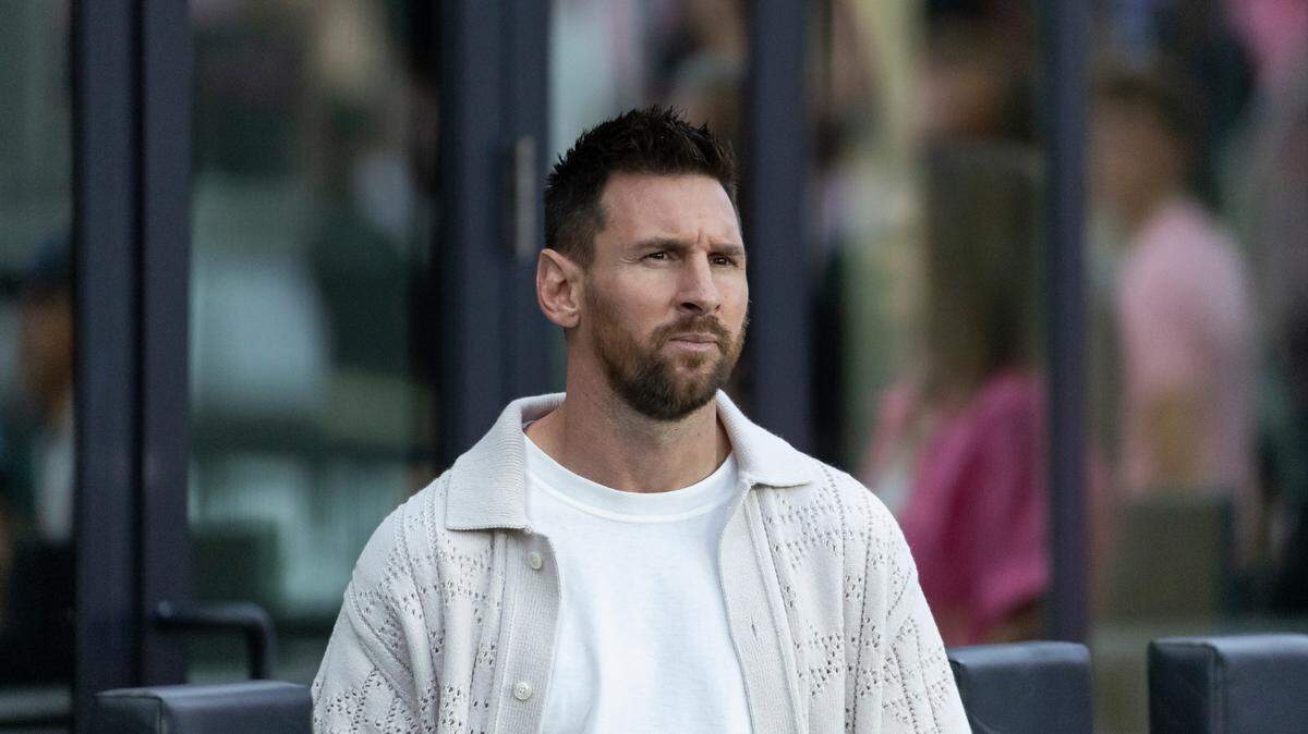 El delantero del Inter de Miami, Lionel Messi, llega al Chase Stadium para ver el partido de su equipo ante Toronto FC en la Leagues Cup,  el 8 de agosto de 2024 en Fort Lauderdale, Florida.