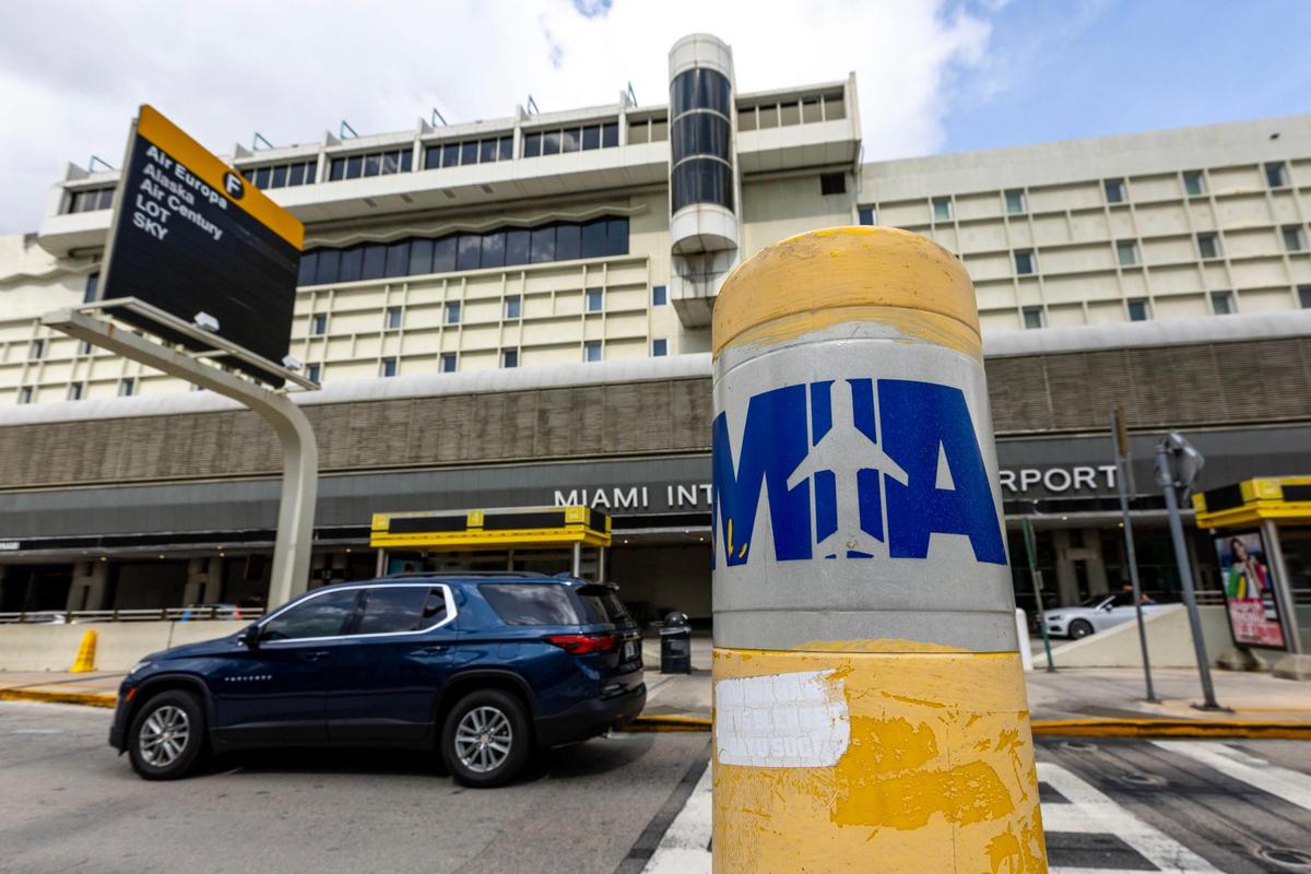 Vista hacia las puertas de embarque y el exterior del Miami International Airport Hotel en el MIA, el viernes 30 de junio de 2023, en Miami, Florida.