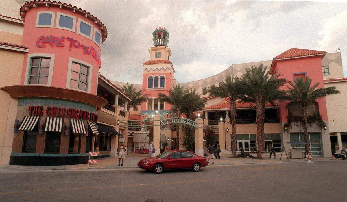 An undated file photo showing Aventura Mall’s restaurant wing that was a part of an expansion in the late-1990s. The Cheesecake Factory first opened in Kendall at Dadeland Mall before opening at Aventura Mall. A Cafe Tu Tu Tango was also at Aventura Mall in the late-1990s, joining its Cocowalk location in Coconut Grove.