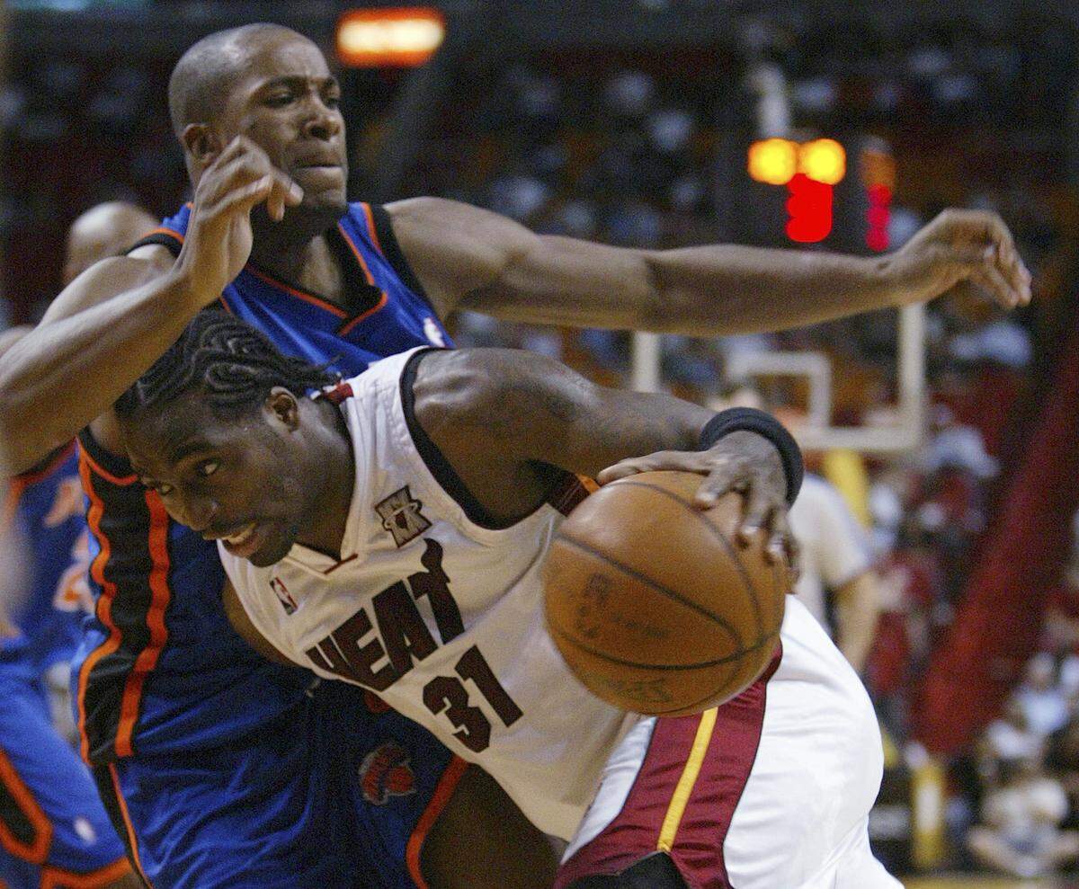 Miami Heat guard Ricky Davis (31) drives past New York Knicks guard Fred Jones during the fourth quarter of an NBA basketball game Wednesday, March 12, 2008, in Miami. The Knicks defeated the Heat 91-88.