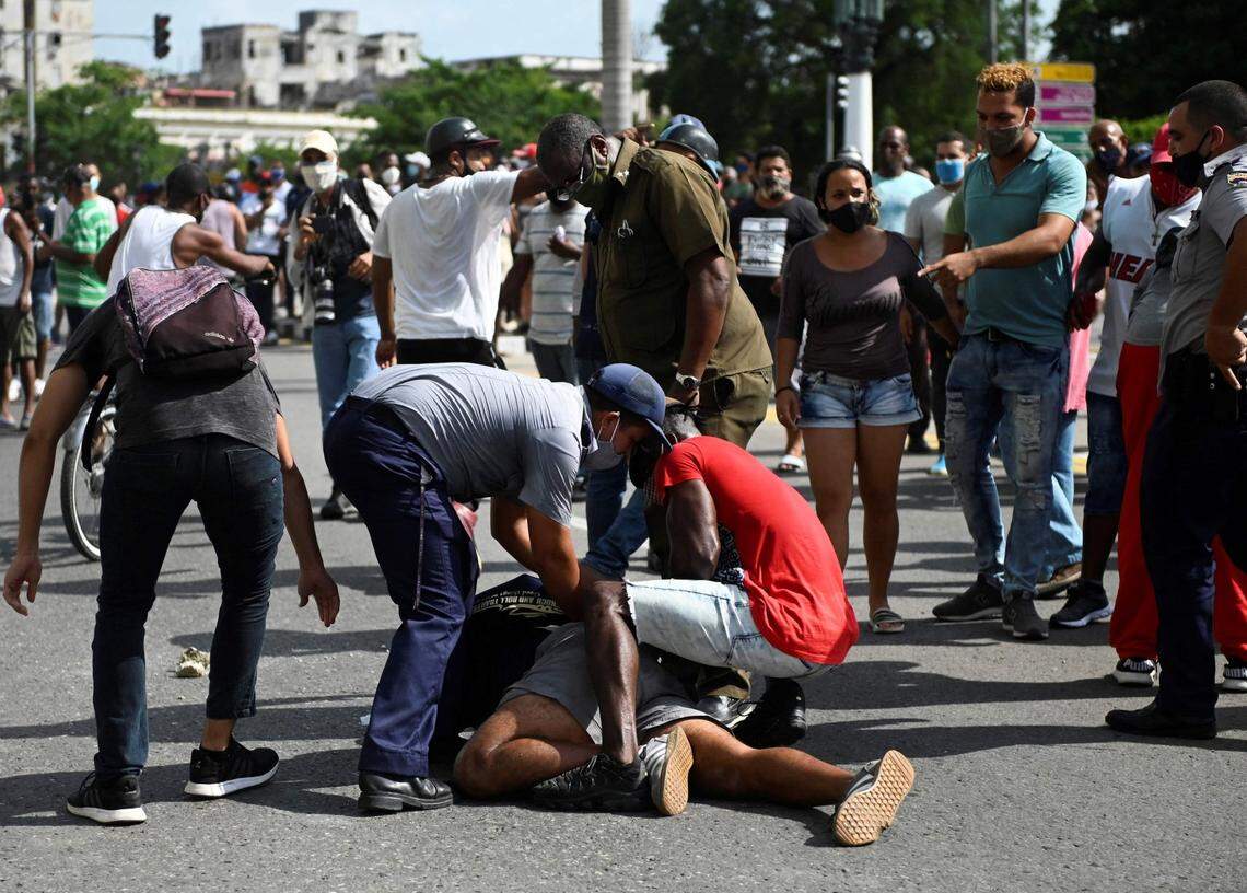 La policía arresta a un manifestante en las protestas del 11 de julio, en La Habana.