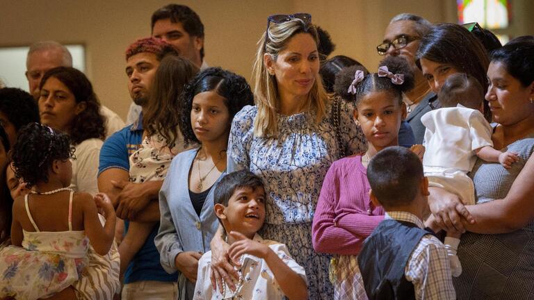 ¿Pueden los agentes del ICE hacer redadas en iglesias? Esto es lo que dicen abogados de Miami