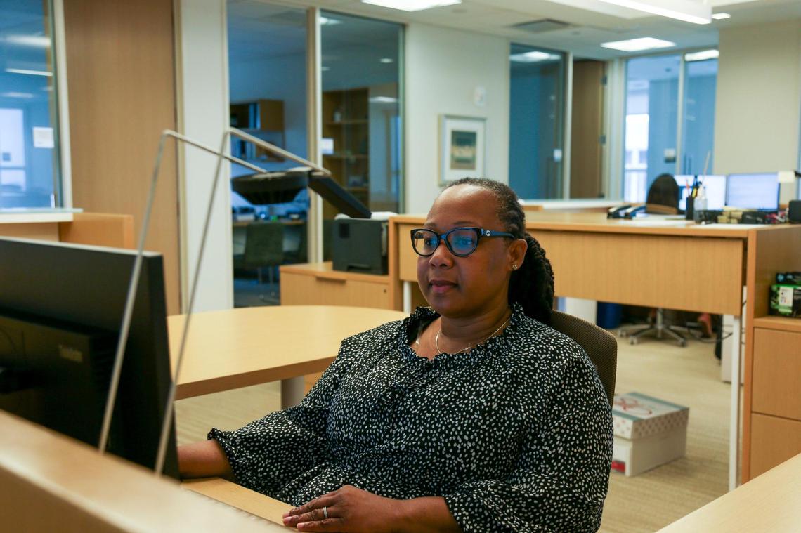 Treinta y dos empresas se han trasladado al Condado Miami-Dade este año hasta mayo. Arriba: Daphney Charlemagne, coordinadora de prácticas en Winston & Strawn, trabaja desde su escritorio en la oficina del bufete en el downtown de Miami el viernes 10 de junio de 2022. Winston & Strawn, con sede en Nueva York, abrió su sucursal aquí en mayo.