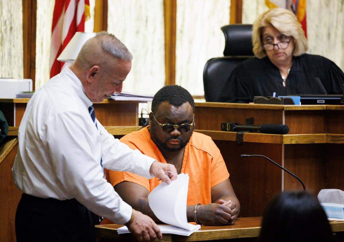Miami-Dade Assistant State Attorney Scott Warfman tries to convince Terry Neal - who admitted that he and Anthawn Ragan shot Luis Miguel Perez before he died - to testify. On Monday, Neal refused, despite earlier penning a plea agreement with the state. The move could land him in prison for almost three more decades.