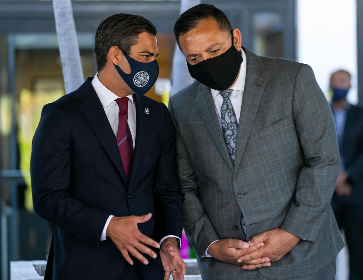 El alcalde de la ciudad de Miami, Francis Suárez, a la izquierda, habla con Art Acevedo durante una conferencia de prensa en el Ayuntamiento de Miami el lunes 15 de marzo de 2021.