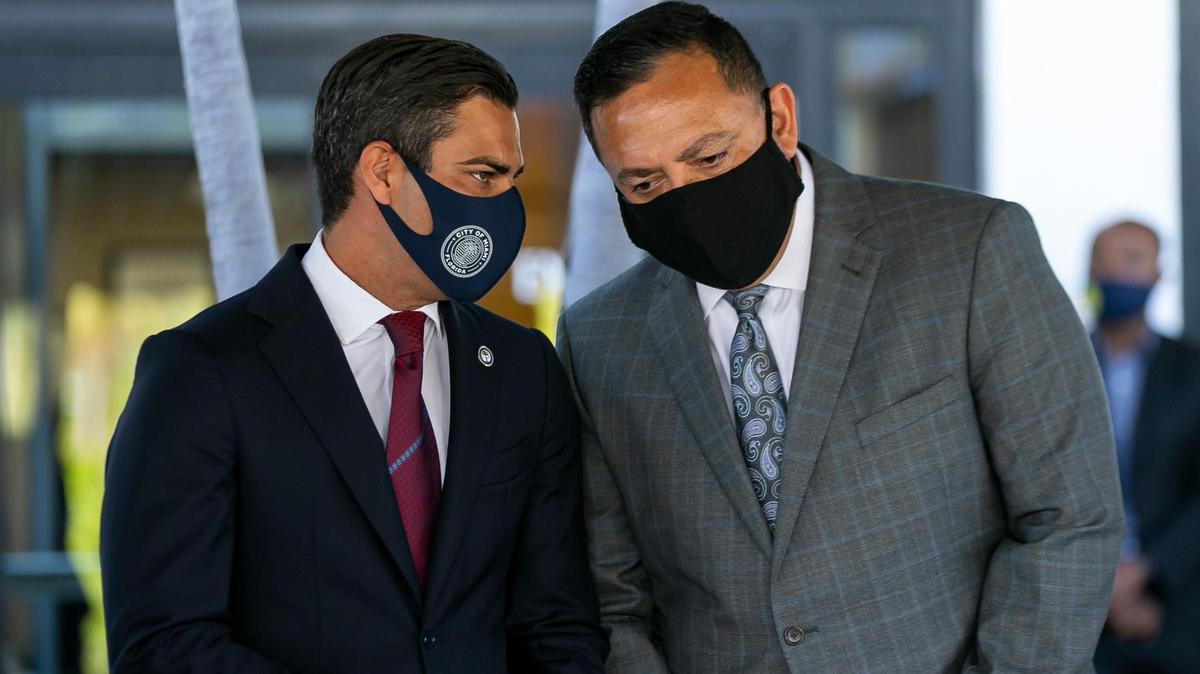 El alcalde de la ciudad de Miami, Francis Suárez, a la izquierda, habla con Art Acevedo durante una conferencia de prensa en el Ayuntamiento de Miami el lunes 15 de marzo de 2021.
