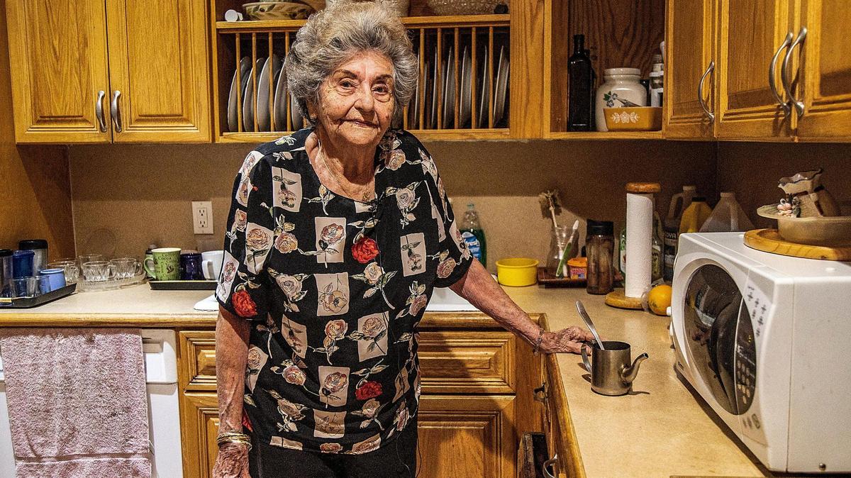 Eva De Los Dolores Avila posa en su cocina mientras prepara café en su casa de la Pequeña Habana la madrugada del martes 11 de abril de 2023