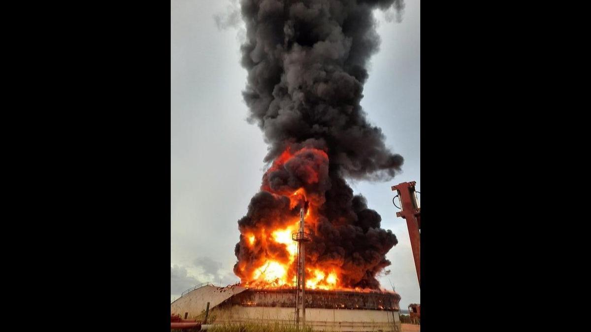 A blazing fire in a crude oil tank in the port of Matanzas in Cuba caused several explosions Saturday morning. The fire started around 7 p.m. Friday, when lightning struck a crude oil storage tank in the unloading area in the port.