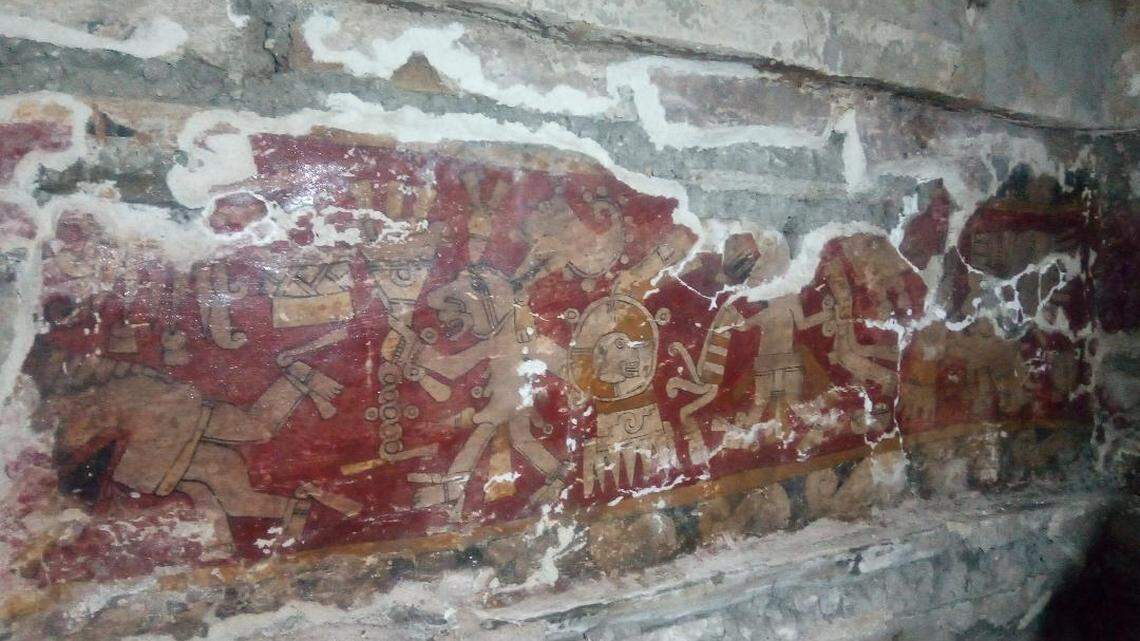 Archaeologists in Oaxaca found five pre-Hispanic tombs, all over 800 years old, with colorful murals from the Zapotec people, photos show.