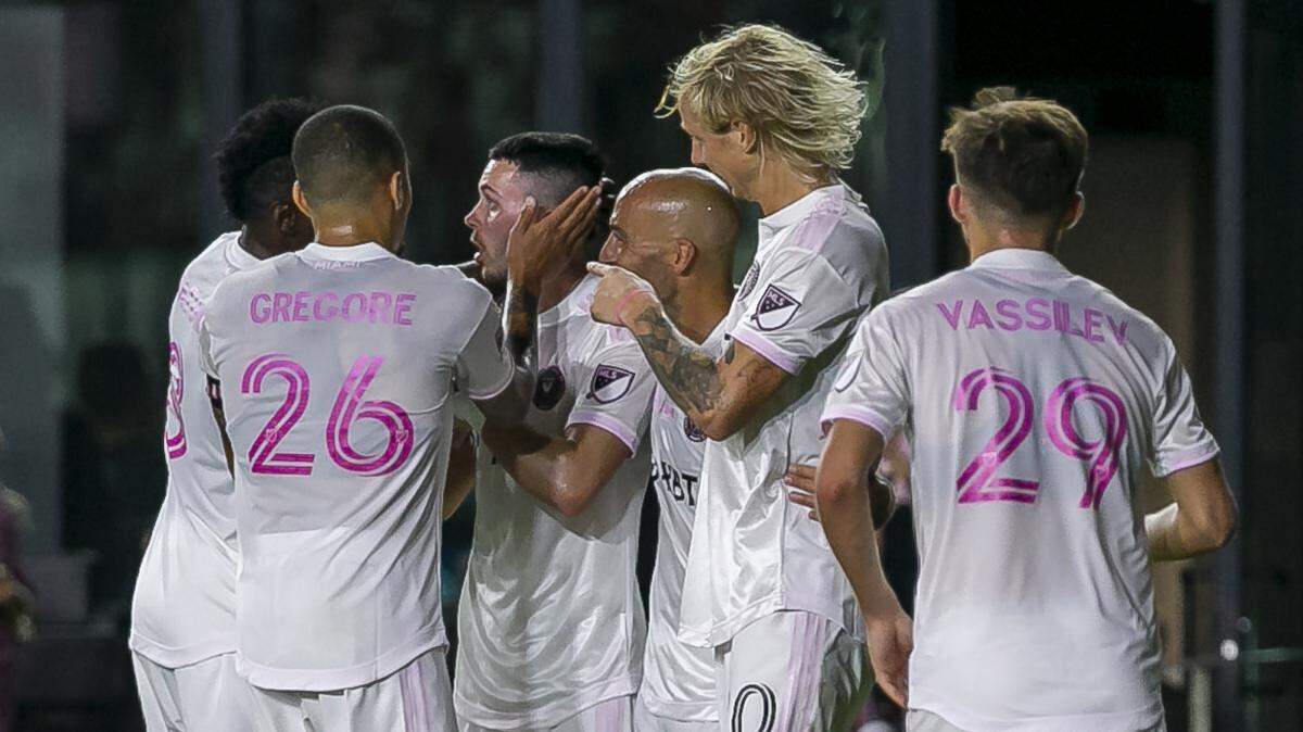 Lewis Morgan (7) celebra con sus compañeros de equipo después de anotar un gol para el Inter Miami contra Toronto FC en el DRV PNK Stadium el miércoles 20 de octubre de 2021 en Fort Lauderdale, Florida.