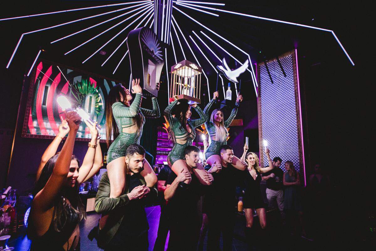 No estamos completamente seguros de lo que pasa en esta foto, pero The Corner Club estará abierto para la diversión nocturna.