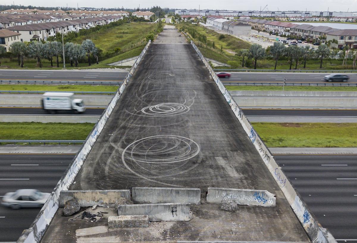 Vista de puente sin acabar de Northwest 154 Street entre Hialeah y Miami Lakes.