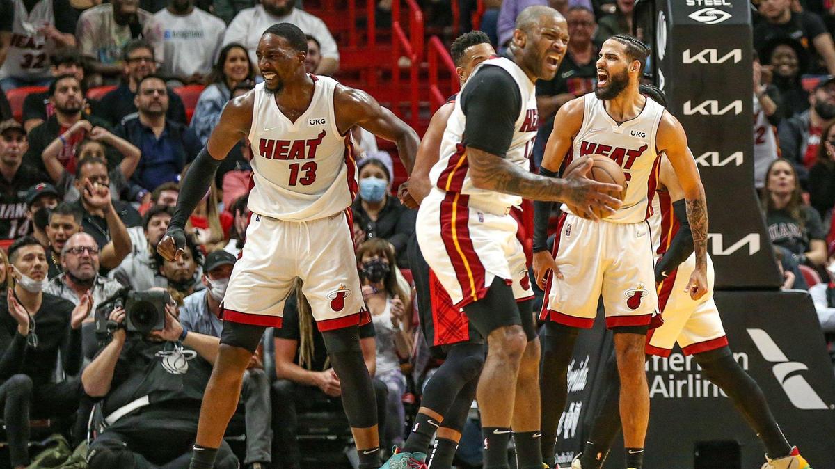 El centro de los Miami Heat Bam Adebayo (13), el alero Caleb Martin (16) y el alero P.J. Tucker (17) reaccionan mientras los Portland Trail Blazers se arrastran en el FTX Arena del último cuarto en Miami el miércoles 19 de enero de 2022.