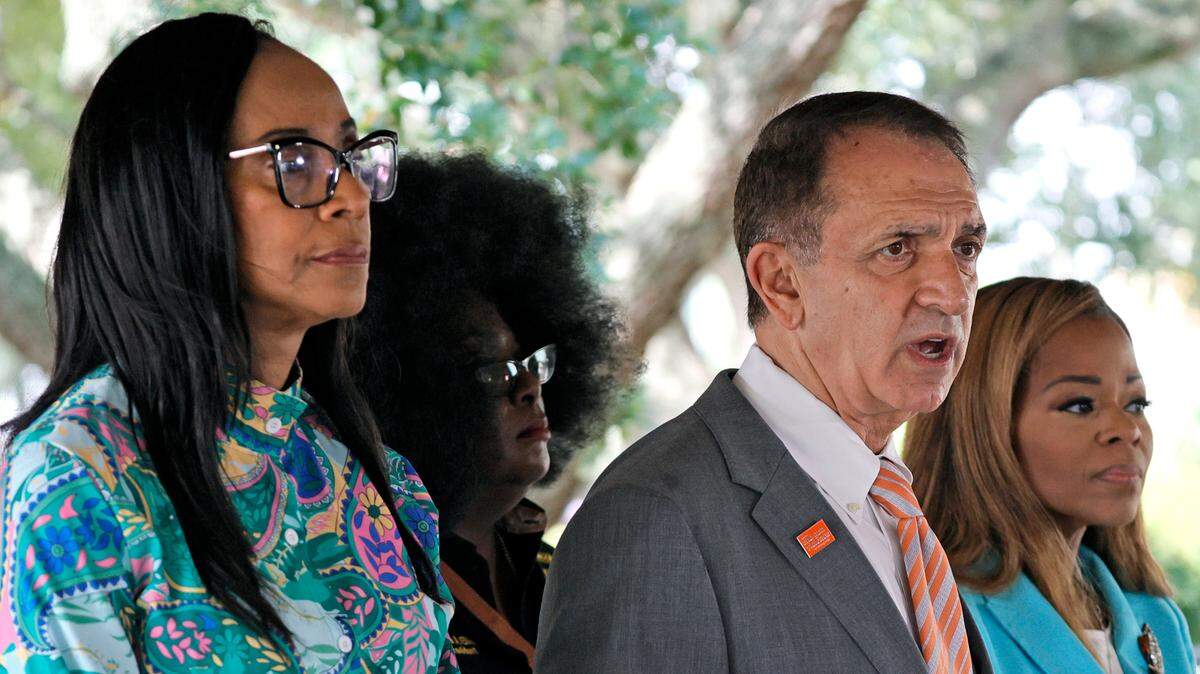 Fort Lauderdale Mayor Dean J. Trantalis (center) stands with (from left) Florida state Sen. Rosalind Osgood, NAACP Fort Lauderdale/Broward branch president Marsha Ellison and Congresswoman Sheila Cherfilus-McCormick during a news conference held at Lincoln Park in Fort Lauderdale on Wednesday, Sept. 4, 2024, to discuss the recent spate of shootings impacting the northwestern section of the city. (Amy Beth Bennett / South Florida Sun Sentinel)