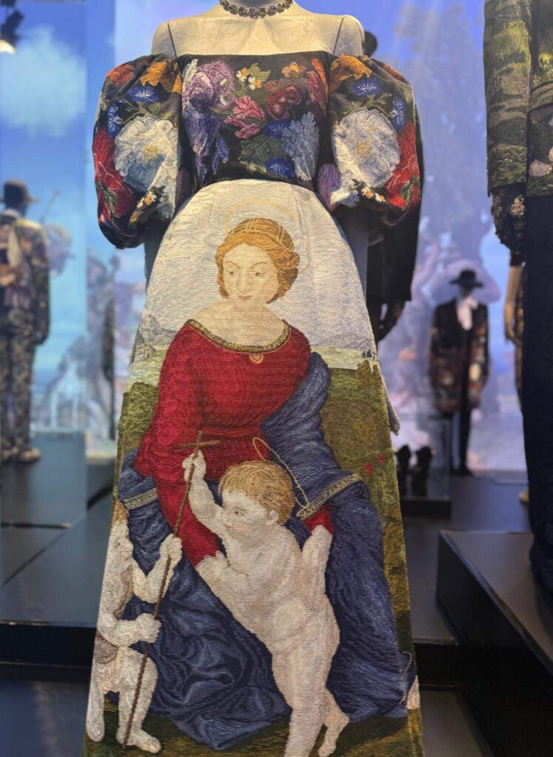 Muchas prendas rinden homenaje a los pintores renacentistas de Italia, incluido este vestido con una escena de la “Virgen en el prado” de Rafael.